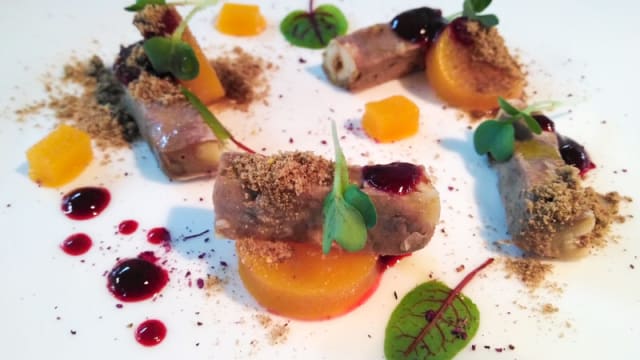 Torrone di foie gras alla frutta secca, gelatina morbida di albicocche, terra al primitivo