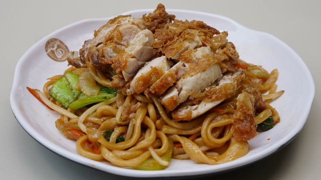 Nouilles Sautées au poulet croustillant  