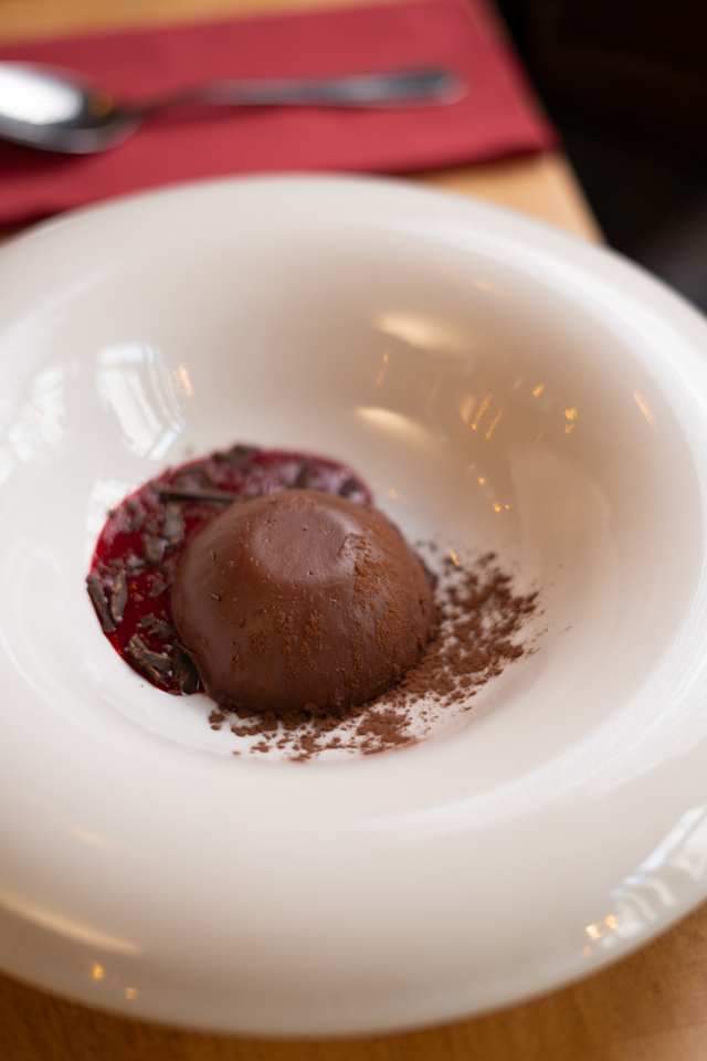 Mousse al cioccolato nero e frutti rossi