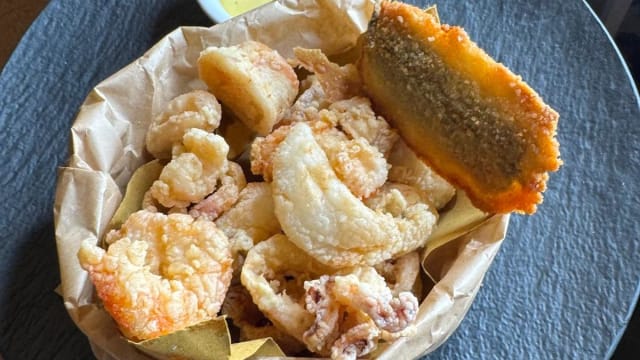 Fritto misto di mare con aioli allo zafferano