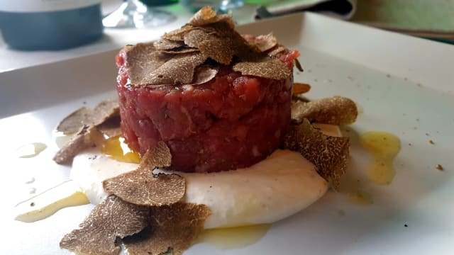 Battuta al coltello di Chianina su crema di burrata e tartufo fresco