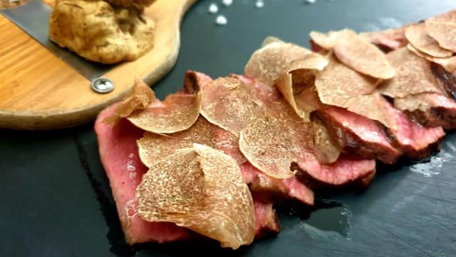 Tagliata di controfiletto di Chianina con tartufo bianco delle Crete Senesi