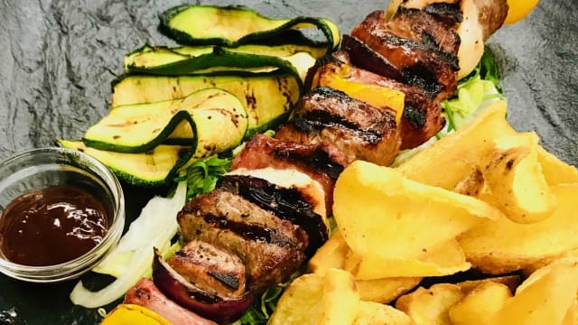 Spiedo di carne con patate e verdure grill