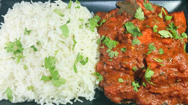Un combo de chicken Tikka Masala con Arroz