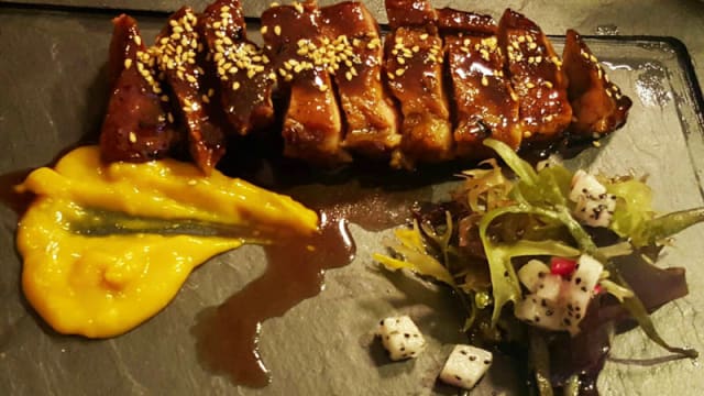 Presa ibérica en Salsa Teriyaki, crema de zanahoria, naranja y jenjibre