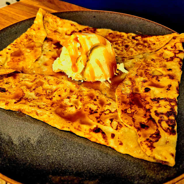 Crêpe "La Bretonne" au caramel beurre salé et sa glace vanille