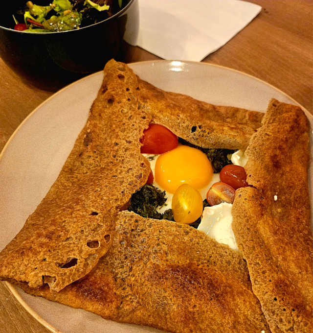 La Popeye : épinard, chèvre, tomate et supplément oeuf