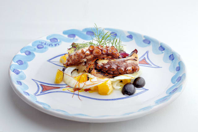 Polpo alla griglia / Grilled octopus Servito con insalatina di finocchi, agrumi e olive  Served with a Sicilian salad of fennel, citrus fruits and olives