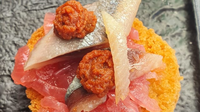 Bruschettine con Sarde affumicate, cipolla caramellata e spuma di pomodori secchi