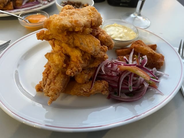 Chicharron de pescado,Crujiente por fuera, suave por dentro.