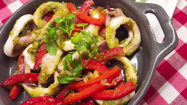 Chipirons à la plancha , piment d'Espelette et poivrons 