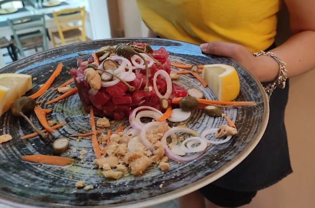 Tartare di scottona con cipolla rossa,  fiore di cappero e tarallo sbricciolato