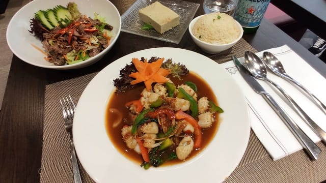 Menu déjeuner avec salade de boeuf et seiches sautées au basilic