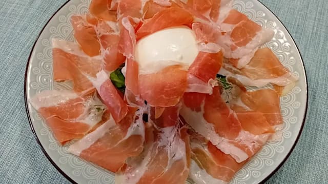 Antipasto con crudo di Parma e mozzarella di bufala
