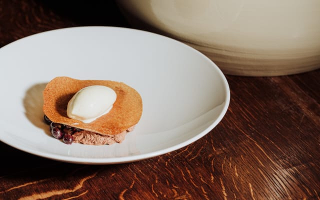 Cioccolato, mirtilli e gelato alla genziana