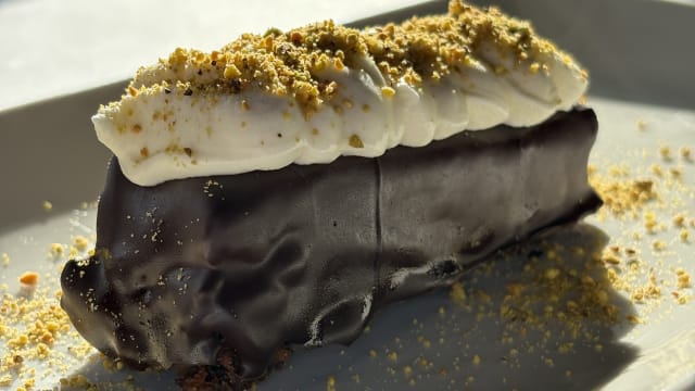 Postre menu ejecutivo tarta zanahora bañada en chocolate