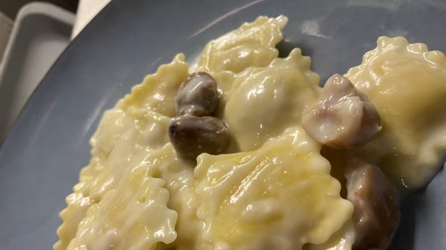 Ravioli di castagna, lardo di arnad e miele su vellutata dì Castelmagno 