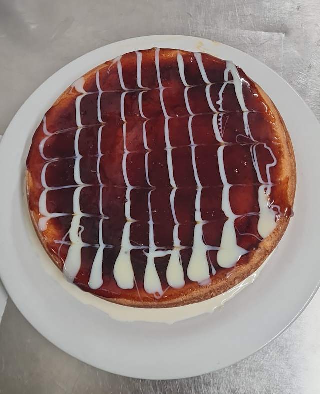 Dolce Trilece: base pandispagna imbevuto con latte panna e latte condensato esterno caramello 