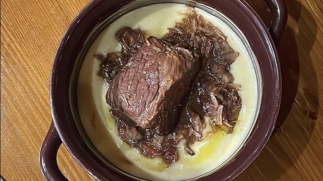 Polpa di manzo con una crema di patate silane
