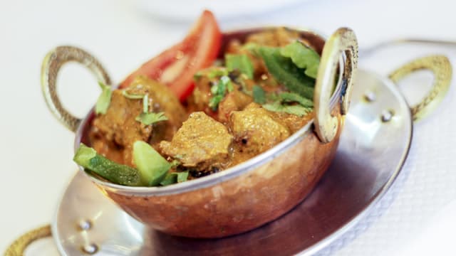 Suggestion du Chef- Agneaux désossée dorée au tandoor avec Oignons, Tomates et Poivrons.
