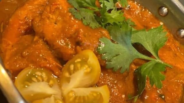 Poulet Tikka massala; Volaille en Ragoût, Épices, Désossé et doré au tandoor.