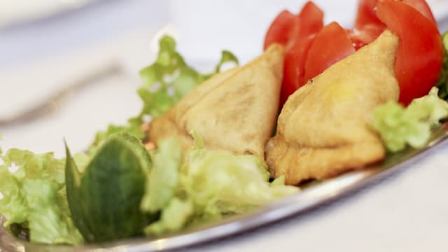 Samosa ; Chaussons frits fourrés à la macédoine de légumes.