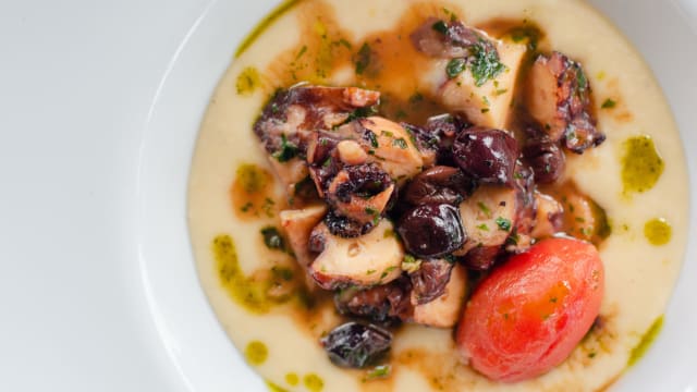 Spadellata di polpo su crema di fagioli, olive taggiasche e pomodorini confit