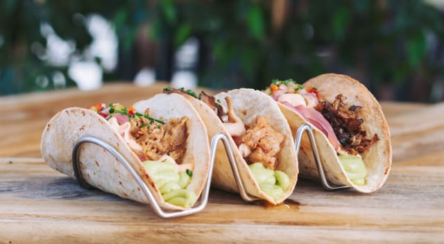 Taquería: Taco de rabo de toro, cochinita pibill y pollo estilo oriental con shitake