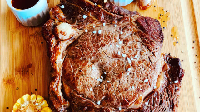 Notre Belle Côté de bœuf, accompagnée d’un assortiment des sauces et la garniture de votre choix