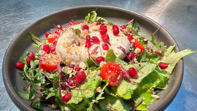  Burrata com crumble de mostarda e Romã 