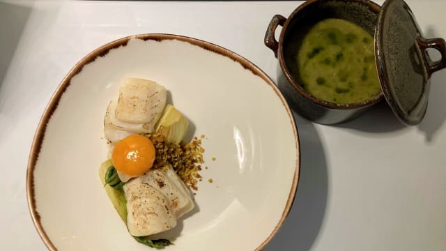 Bacalhau com broa, couve e gema de ovo