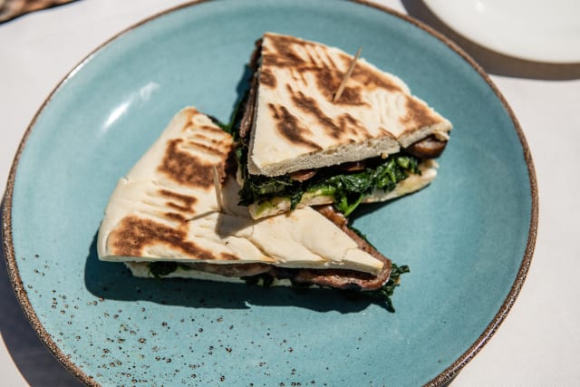 Ristorante La Boiola - Torta al testo con salsiccie e spinaci saltati in padella