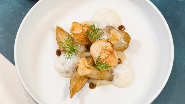 Noix de St Jacques, topinambours et émulsion de beurre noisette