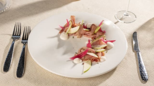 Tonno affumicato con mela verde, Cipolla caramellata, menta, riduzione di moscato, pepe rosa e mousse di Mozzarella con Bottarga di tonno  