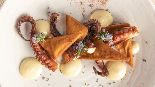 Polpo* in doppia cottura (vapore e arrostito) con Panelle al rosmarino e paprica con maionese all’ Aglio bruciato  
