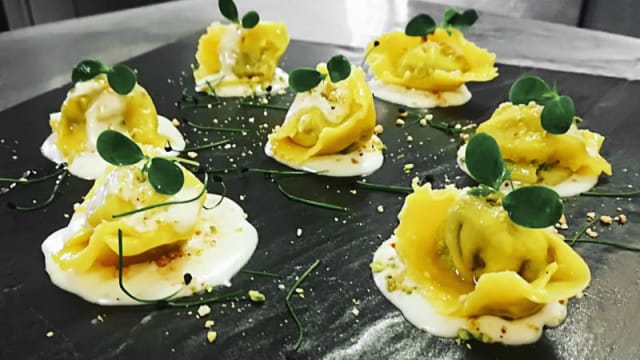 Bauletti di ricotta di pecora, robiola, pecorino, pistacchi con salsa al basilico