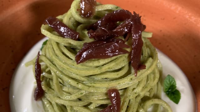 chitarra verde con cipolla rossa caramellata