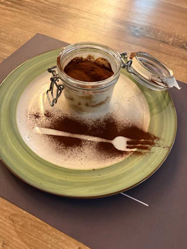 Il tiramisù è un abbraccio al cucchiaio: caffè profondo, crema soffice, cacao amaro. Un dolce che consola, seduce e resta nella memoria.