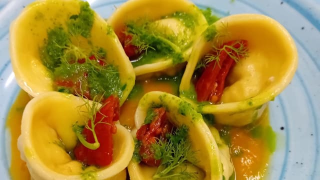 Cappellacci ripieni di branzino pomodori secchi e agrumi
