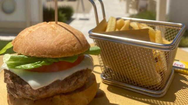 Hamburger gourmet con patate fritte