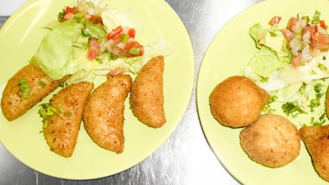 Nos beignets - poulet- crevettes- viande hachée à la menthe- morue...