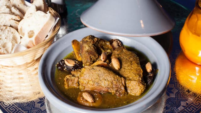 Tajine Lham - traditionele Marokkaanse stoof van kalfsvlees, pruimen, amandelen en sesam