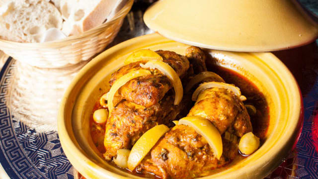 Traditionele Marokkaanse stoof van kip, ui, ingemaakte citroen en olijven.