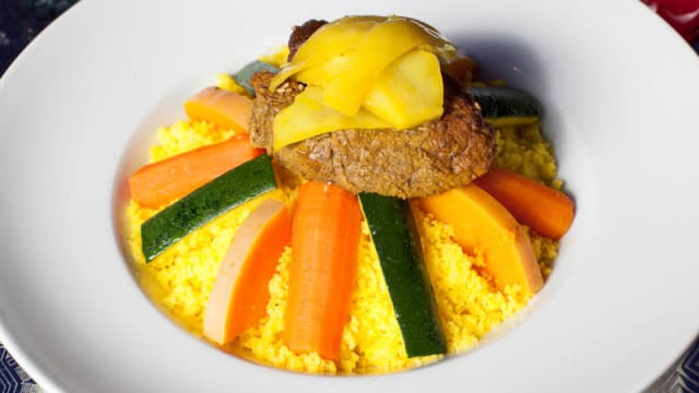 Souksou Lham - couscous met gestoofd vlees en groenten.