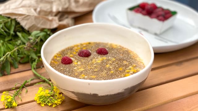 Salade de chia aux fruits de la passion et eau de noic de coco