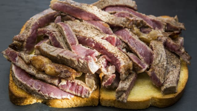 Tagliata su crostone di pane