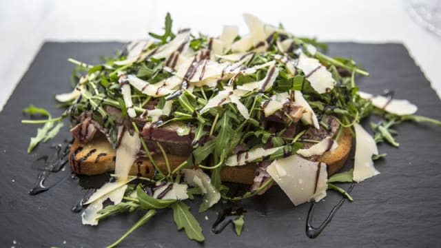 Tagliata su crostone di pane