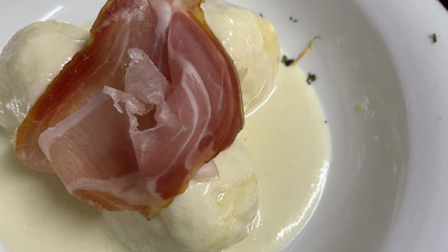 Gnocchi con formaggio verde di Pradis e ripieni con speck di Sauris