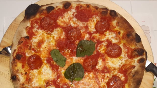 DIAVOLETTA: Pomodoro Pelato,  Fiordilatte Molisano, Salame Napoli Piccante, Peperoncino Piccante, Basilico, olio EVO molisano. 