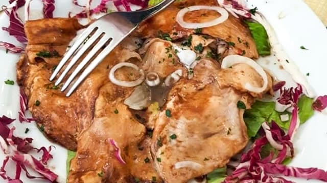 Insalata di trota rosa marinata, con anelli di cipolla fresca
